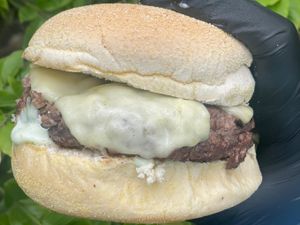 5 hamburguer Bruce lee, mais refrigerante 2 litros + fritas