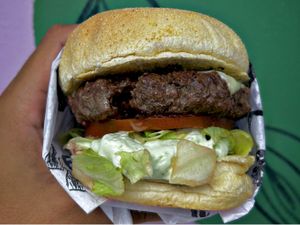 Hamburguer com refrigerante lata mais fritas