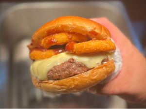 ONION BURGUER +LATA +FRITAS