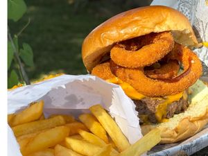 ONION BURGUER +LATA +FRITAS