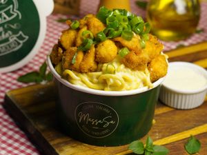 Molho Alfredo com Iscas de Frango à milanesa