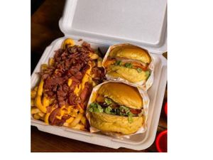 2 lanches ARTESANAL + batata com cheddar e bacon