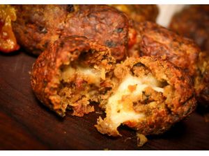 ESPETINHO DE KAFTA COM QUEIJO