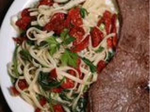Massa ao molho Rúcula e Tomate Seco com Filé