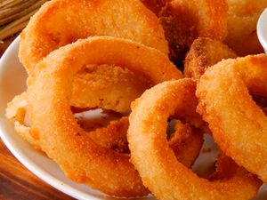 Anéis de cebola empanados (12un)