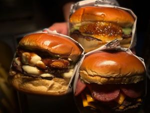 3 corujões monstros + coca 2 litros