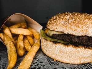 3 HAMBURGUER 1 DA MANHÃ + FRITAS + COCA 2 LITROS GRATIS