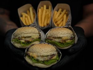 3 HAMBURGUER 1 DA MANHÃ + FRITAS + COCA 2 LITROS GRATIS