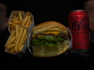 Combo Explosão de Sabor (hambúrguer 2 da manhã + 2 fritas + coca lata)