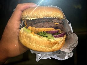 Combo Explosão de Sabor (hambúrguer 2 da manhã + 2 fritas + coca lata)