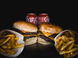 Combo madrugada feliz (2x 2am + fritas + 2 coca lata)