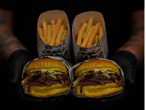 combo madrugada sombria (2 hamburgueres 3 da manhã + fritas + 2 coca lata)