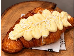 Croissant chocolate branco com coco