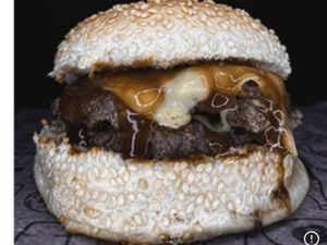 Hambúrguer duplo com barbecue sem fritas