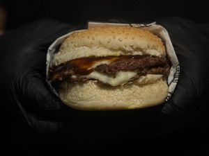 Hambúrguer duplo com barbecue sem fritas