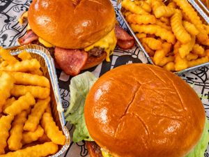 DUPLINHA: 2 BURGERS + 2 FRITAS