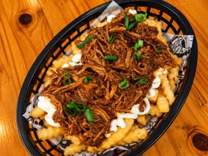 PORÇÃO DE FRITAS COM COSTELINHA ao MOLHO BBQ