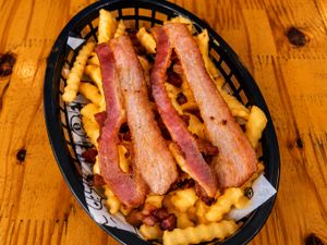 PORÇÃO DE FRITAS COM CHEDDAR e BACON