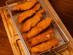 PORÇÃO DE FILE DE TILAPIA EMPANADA 300g