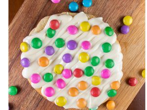 ESFIHA CHOCOLATE BRANCO COM CONFETE