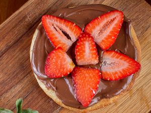 ESFIHA DE NUTELLA COM MORANGO