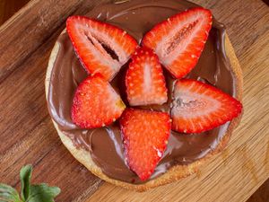 ESFIHA DE CHOCOLATE COM MORANGO