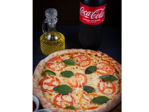 PIZZA GRANDE (35cm) + COCA COLA 1,5L