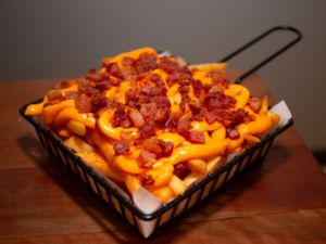 Batata Frita com cheddar e bacon