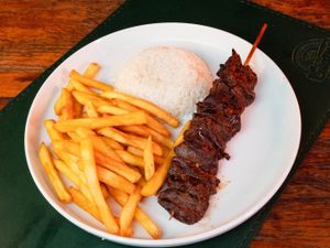Jantinha Kids (Carne, Frango ou Coração) + Arroz + Batata Frita