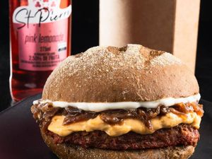 Pink Smoke - 1x Burger Especial, 1x St. Pierre Pink Lemonade e Batata Crinkle
