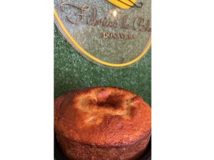 Bolo de abacaxi com doce de leite