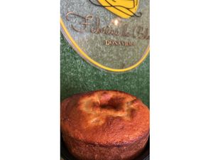 Bolo de abacaxi com doce de leite