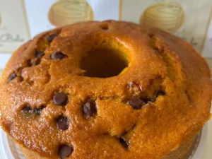 Bolo de cenoura com gotas de chocolate