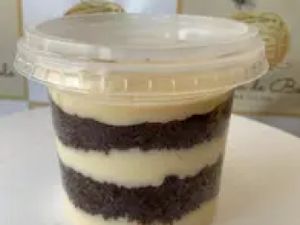 Bolo de pote  massa de chocolate recheio ninho