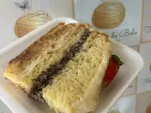 Fatia de bolo massa branca recheio ninho e chocolate