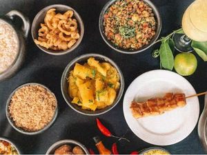 Espetinho de Alcatra + Arroz+ Feijão Tropeiro + Vinagrete e Mandioca