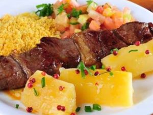Executivo Simples: Arroz+ Macaxeira + Farofa + Vinagrete + 2 Deliciosos Espetos
