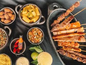 Rodízio Turma Reunida: 15 Espetos + 10 Guarnições + Coca Cola 2 Litros Grátis