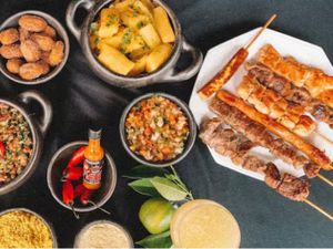 Rodízio Casal: 7 Espetos + 10 Guarnições