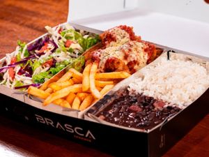 Frango a Pamrgiana + Arroz + Feijão + Salada + Ovo Frito