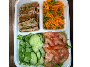 SALADA  COM SUINO