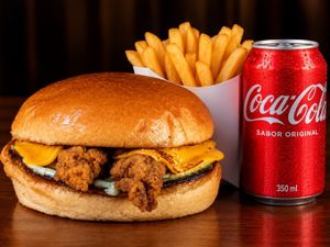 COMBO BURGUER ALCATRA + BATATA + COCA LATA