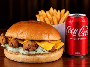 COMBO BURGUER DE CORAÇÃO + BATATA + COCA LATA