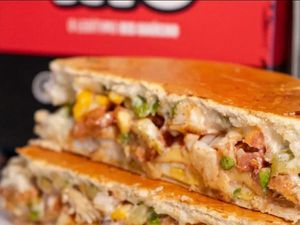 O Tal do Xis frango + porção de batata + coca lata.