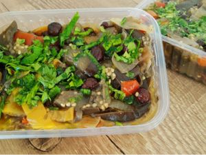 Berinjela, uva passa, pimentão, cebola, alho, azeite, salsinha e orégano. Serve