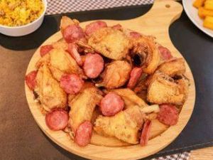 Frango à passarinho com Calabresa