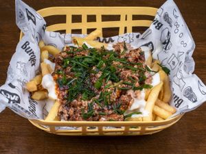 Batata frita com creme de requeijão e carne desfiada (135g)