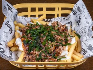 Batata frita com creme de requeijão e carne desfiada (350g)