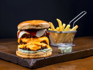 Burger Cerro Negro + Batata Frita Aprox. 40g ''Grátis'' + Maionese caseira