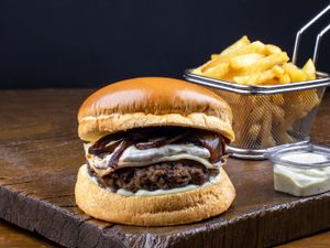 Burger Douradilho + Batata Frita Aprox. 40g ''Grátis'' + Maionese caseira